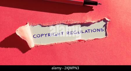 Textzeichen mit Copyright-Bestimmungen. Ein Wort, das auf einem Gesetzeskorpus steht, der die Originalwerke der Urheberschaft regelt Stockfoto