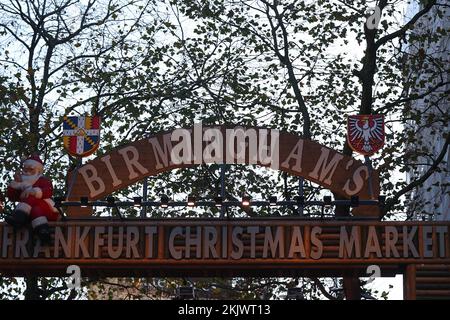 Ein Schild mit dem Aufdruck „Birmingham’s Frankfurt Christmas Market“ in Birmingham im Birmingham City Centre, Brimingham, Vereinigtes Königreich, 25.. November 2022 (Foto: Gareth Evans/News Images) Stockfoto