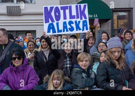 New York, USA. 24.. November 2022. NEW YORK, NEW YORK - 24. NOVEMBER: Zuschauer bei der 96.. Jährlichen Macy's Thanksgiving Day Parade am 24. November 2022 in New York City. Kredit: Ron Adar/Alamy Live News Stockfoto