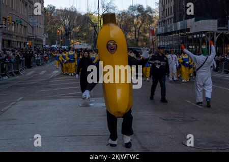 New York, USA. 24.. November 2022. NEW YORK, NEW YORK - 24. NOVEMBER: Der Ballon Stuart The Minion durchläuft die 96.. Jährliche Macy's Thanksgiving Day Parade am 24. November 2022 in New York City. Kredit: Ron Adar/Alamy Live News Stockfoto