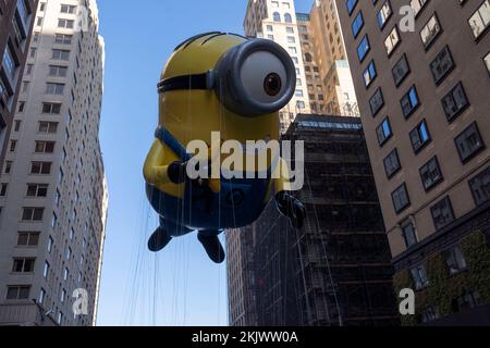 New York, USA. 24.. November 2022. NEW YORK, NEW YORK - 24. NOVEMBER: Der Ballon Stuart The Minion durchläuft die 96.. Jährliche Macy's Thanksgiving Day Parade am 24. November 2022 in New York City. Kredit: Ron Adar/Alamy Live News Stockfoto