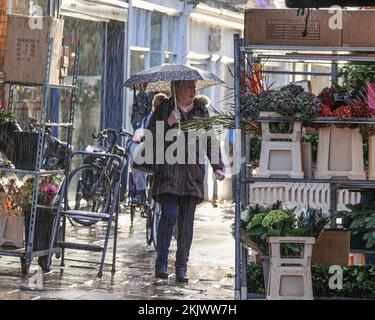Ein frühmorgendlicher Shopper, der am Black Friday in York im York City Centre, York, Großbritannien, am 25.. November 2022 im porösen Regen stöbert (Foto von Mark Cosgrove/News Images) Stockfoto