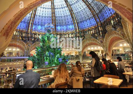 FRANKREICH. PARIS (75) 9TH. BEZIRK. HAUSSMANN BOULEVARD. DAS KAUFHAUS LES GALERIES LAFAYETTE VOR WEIHNACHTEN Stockfoto