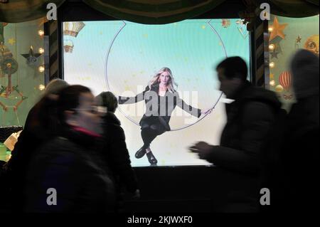 FRANKREICH. PARIS (75) 9TH. BEZIRK. HAUSSMANN BOULEVARD. VIDEOBILDSCHIRM IM KAUFHAUS LES GALERIES LAFAYETTE VOR WEIHNACHTEN Stockfoto