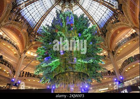 FRANKREICH. PARIS (75) 9TH. BEZIRK. HAUSSMANN BOULEVARD. DAS KAUFHAUS LES GALERIES LAFAYETTE VOR WEIHNACHTEN Stockfoto