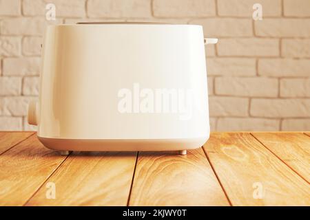 Neuer, weißer elektrischer Toaster in der modernen Küche. Koch- und Haushaltsgeräte Stockfoto
