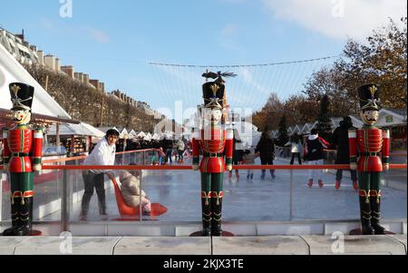 Paris, Frankreich. 24.. November 2022. Am 24. November 2022 skaten die Menschen auf dem Weihnachtsmarkt im Jardin des Tuileries in Paris, Frankreich. Kredit: Gao Jing/Xinhua/Alamy Live News Stockfoto