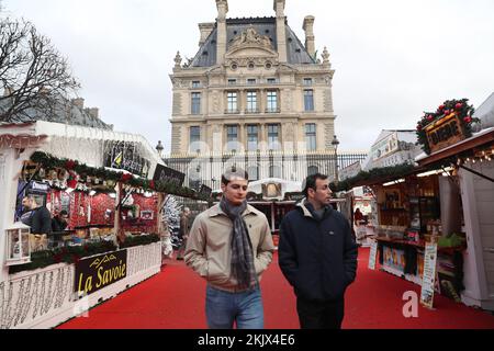Paris, Frankreich. 24.. November 2022. Besucher besuchen den Weihnachtsmarkt am Jardin des Tuileries in Paris, Frankreich, 24. November 2022. Kredit: Gao Jing/Xinhua/Alamy Live News Stockfoto