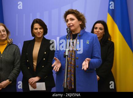 KIEW, UKRAINE - 23. NOVEMBER 2022 - Vizepräsidentin des Europäischen Parlaments Nicola Beer spricht nach dem Treffen zwischen dem stellvertretenden Premierminister bei einem Briefing Stockfoto