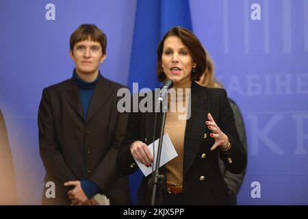 KIEW, UKRAINE - 23. NOVEMBER 2022 - Bundesministerin für EU und Verfassung im österreichischen Bundeskanzleramt Karoline Edtstadler spricht an einem Stockfoto