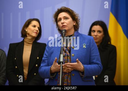 KIEW, UKRAINE - 23. NOVEMBER 2022 - Vizepräsidentin des Europäischen Parlaments Nicola Beer spricht nach dem Treffen zwischen dem stellvertretenden Premierminister bei einem Briefing Stockfoto