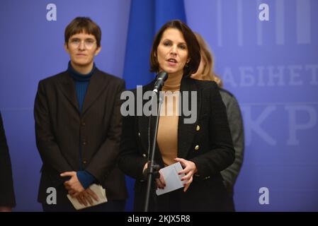 KIEW, UKRAINE - 23. NOVEMBER 2022 - Bundesministerin für EU und Verfassung im österreichischen Bundeskanzleramt Karoline Edtstadler spricht an einem Stockfoto