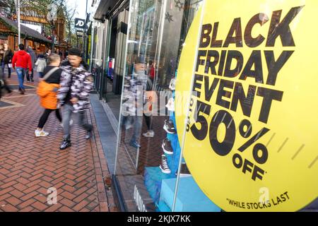 New Street, Birmingham, 25. November 2022. - Savvy Shopper im Stadtzentrum von Birmingham, die am Black Friday nach den besten Angeboten suchen. PIC by Credit: Stop Press Media/Alamy Live News Stockfoto