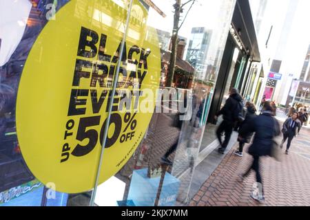 New Street, Birmingham, 25. November 2022. - Savvy Shopper im Stadtzentrum von Birmingham, die am Black Friday nach den besten Angeboten suchen. PIC by Credit: Stop Press Media/Alamy Live News Stockfoto