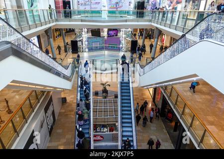 Bullring Shopping Centre, Birmingham 25. November 2022. - Savvy Shopper im Stadtzentrum von Birmingham, die am Black Friday nach den besten Angeboten suchen. PIC by Credit: Stop Press Media/Alamy Live News Stockfoto