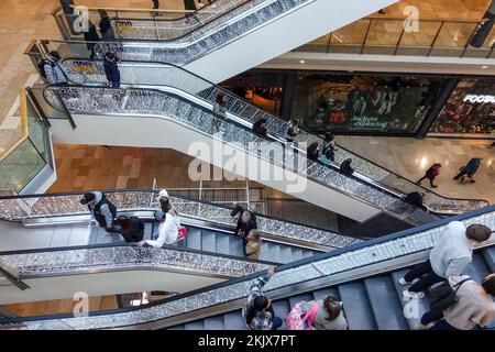 Bullring Shopping Centre, Birmingham 25. November 2022. - Savvy Shopper im Stadtzentrum von Birmingham, die am Black Friday nach den besten Angeboten suchen. PIC by Credit: Stop Press Media/Alamy Live News Stockfoto