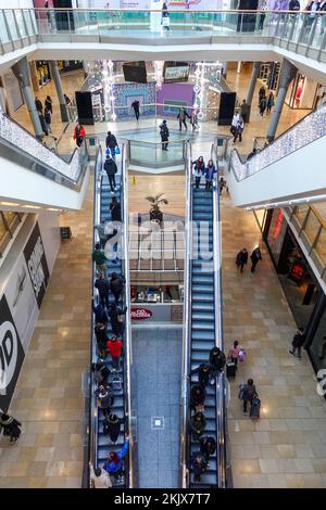 Bullring Shopping Centre, Birmingham 25. November 2022. - Savvy Shopper im Stadtzentrum von Birmingham, die am Black Friday nach den besten Angeboten suchen. PIC by Credit: Stop Press Media/Alamy Live News Stockfoto