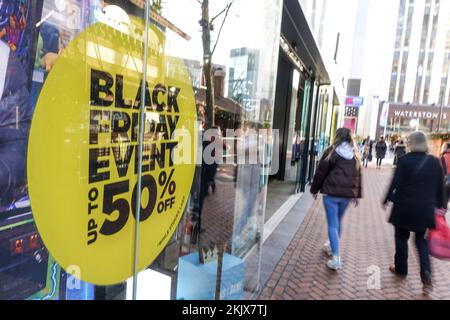 New Street, Birmingham, 25. November 2022. - Savvy Shopper im Stadtzentrum von Birmingham, die am Black Friday nach den besten Angeboten suchen. PIC by Credit: Stop Press Media/Alamy Live News Stockfoto