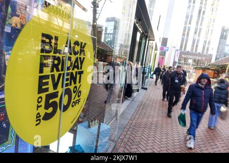 New Street, Birmingham, 25. November 2022. - Savvy Shopper im Stadtzentrum von Birmingham, die am Black Friday nach den besten Angeboten suchen. PIC by Credit: Stop Press Media/Alamy Live News Stockfoto