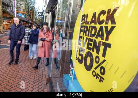 New Street, Birmingham, 25. November 2022. - Savvy Shopper im Stadtzentrum von Birmingham, die am Black Friday nach den besten Angeboten suchen. PIC by Credit: Stop Press Media/Alamy Live News Stockfoto