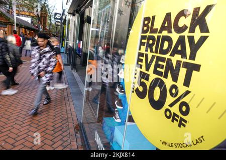 New Street, Birmingham, 25. November 2022. - Savvy Shopper im Stadtzentrum von Birmingham, die am Black Friday nach den besten Angeboten suchen. PIC by Credit: Stop Press Media/Alamy Live News Stockfoto