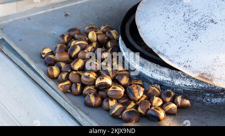 Kastanienverkauf auf der Straße. Traditionelles Street Food aus Truthahnkastanien-Kebab. Kestane Kebap auf Türkisch. Stockfoto