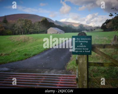 Hinweisschild am Eingang zum Ackerland auf dem Herzogtum Lancaster Estate. Stockfoto