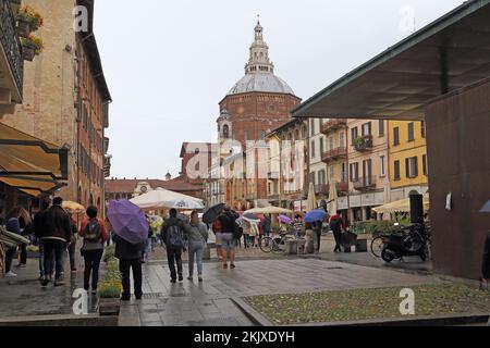 PAVIA, ITALIEN - 15. MAI 2018: Dies ist eine Gruppe unidentifizierter Touristen auf der Piazza della Vittoria an einem regnerischen Frühlingstag. Stockfoto