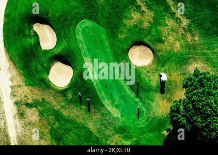 Blick von oben auf den grünen Golfplatz an der Algarve, Portugal Stockfoto