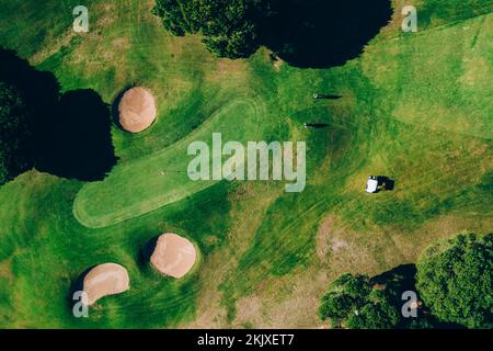 Blick von oben auf den grünen Golfplatz an der Algarve, Portugal Stockfoto