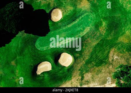 Leerer Blick von oben auf den grünen Golfplatz an der Algarve, Portugal Stockfoto