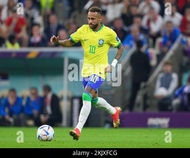 24. November 2022, Katar, Lusail: Fußball: Weltmeisterschaft, Brasilien - Serbien, Vorrunde, Gruppe G, Spieltag 1, Lusail Iconic Stadium, Brasiliens Neymar spielt den Ball. Foto: Robert Michael/dpa Stockfoto