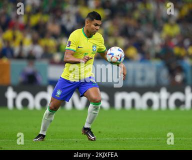 24. November 2022, Katar, Lusail: Fußball: Weltmeisterschaft, Brasilien - Serbien, Vorrunde, Gruppe G, Spieltag 1, Lusail Iconic Stadium, Brasiliens Casemiro spielt den Ball. Foto: Robert Michael/dpa Stockfoto