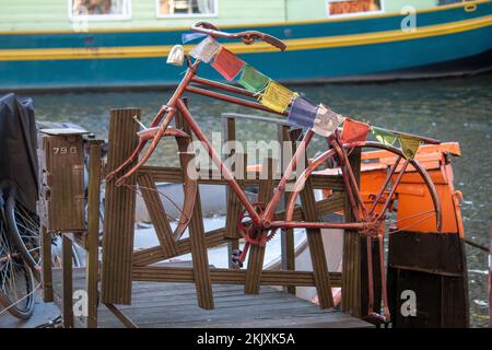 Ein Fahrrad ohne Räder, jetzt ein Kunstwerk in Amsterdam bei Tageslicht in der Nähe des Hafens Stockfoto