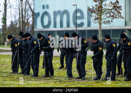 Manching, Deutschland. 25.. November 2022. Die Einsatzkräfte der Polizei durchsuchen die Umgebung des keltischen Römischen Museums nach möglichen Spuren. Nach dem Diebstahl eines keltischen Goldschatzes aus dem Museum in Manching gab es diesen Freitag eine große Durchsuchung durch das Staatliche Kriminalpolizeiamt (LKA) und die Polizei. Dabei sollten weitere Spuren gesichert werden. Kredit: Lennart Preiss/dpa/Alamy Live News Stockfoto