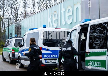 Manching, Deutschland. 25.. November 2022. Die Einsatzkräfte der Polizei steigen vor dem Kelten Römer-Museum aus. Nach dem Diebstahl eines keltischen Goldschatzes aus dem Museum in Manching gab es diesen Freitag eine große Durchsuchung durch das Staatliche Kriminalpolizeiamt (LKA) und die Polizei. Dabei sollten weitere Spuren gesichert werden. Kredit: Lennart Preiss/dpa/Alamy Live News Stockfoto