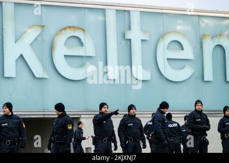 Manching, Deutschland. 25.. November 2022. Die Einsatzkräfte der Polizei durchsuchen die Umgebung des keltischen Römischen Museums nach möglichen Spuren. Nach dem Diebstahl eines keltischen Goldschatzes aus dem Museum in Manching gab es diesen Freitag eine große Durchsuchung durch das Staatliche Kriminalpolizeiamt (LKA) und die Polizei. Dabei sollten weitere Spuren gesichert werden. Kredit: Lennart Preiss/dpa/Alamy Live News Stockfoto