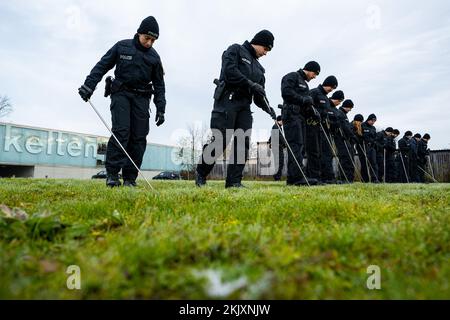 Manching, Deutschland. 25.. November 2022. Die Einsatzkräfte der Polizei durchsuchen die Umgebung des keltischen Römischen Museums nach möglichen Spuren. Nach dem Diebstahl eines keltischen Goldschatzes aus dem Museum in Manching gab es diesen Freitag eine große Durchsuchung durch das Staatliche Kriminalpolizeiamt (LKA) und die Polizei. Dabei sollten weitere Spuren gesichert werden. Kredit: Lennart Preiss/dpa/Alamy Live News Stockfoto