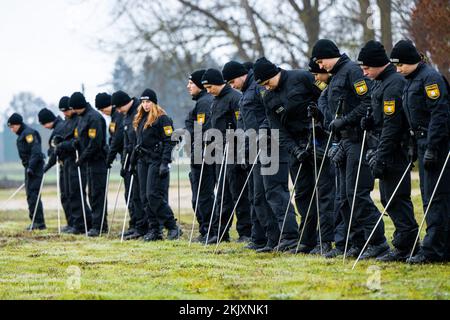 Manching, Deutschland. 25.. November 2022. Die Einsatzkräfte der Polizei durchsuchen die Umgebung des keltischen Römischen Museums nach möglichen Spuren. Nach dem Diebstahl eines keltischen Goldschatzes aus dem Museum in Manching gab es diesen Freitag eine große Durchsuchung durch das Staatliche Kriminalpolizeiamt (LKA) und die Polizei. Dabei sollten weitere Spuren gesichert werden. Kredit: Lennart Preiss/dpa/Alamy Live News Stockfoto