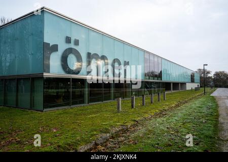 Manching, Deutschland. 25.. November 2022. Außenansicht des keltischen Römischen Museums in Manching. Nach dem Diebstahl eines keltischen Goldschatzes aus dem Museum in Manching gab es diesen Freitag eine große Durchsuchung durch das Staatliche Kriminalpolizeiamt (LKA) und die Polizei. Dabei sollten weitere Spuren gesichert werden. Kredit: Lennart Preiss/dpa/Alamy Live News Stockfoto