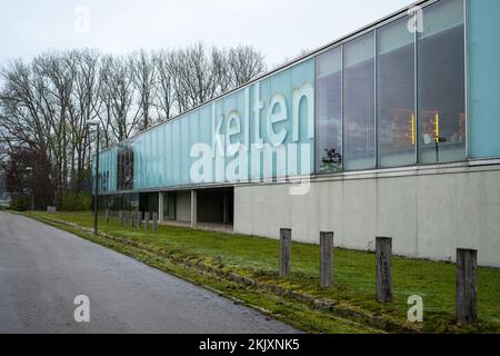 Manching, Deutschland. 25.. November 2022. Außenansicht des keltischen Römischen Museums in Manching. Nach dem Diebstahl eines keltischen Goldschatzes aus dem Museum in Manching gab es diesen Freitag eine große Durchsuchung durch das Staatliche Kriminalpolizeiamt (LKA) und die Polizei. Dabei sollten weitere Spuren gesichert werden. Kredit: Lennart Preiss/dpa/Alamy Live News Stockfoto