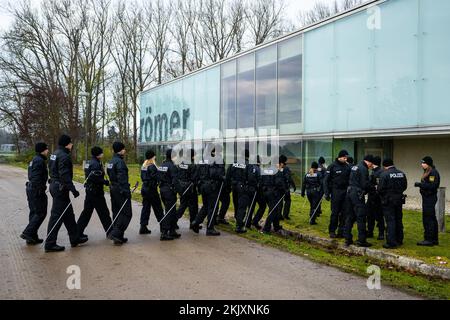 Manching, Deutschland. 25.. November 2022. Die Einsatzkräfte der Polizei durchsuchen die Umgebung des keltischen Römischen Museums nach möglichen Spuren. Nach dem Diebstahl eines keltischen Goldschatzes aus dem Museum in Manching gab es diesen Freitag eine große Durchsuchung durch das Staatliche Kriminalpolizeiamt (LKA) und die Polizei. Dabei sollten weitere Spuren gesichert werden. Kredit: Lennart Preiss/dpa/Alamy Live News Stockfoto