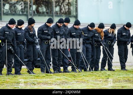 Manching, Deutschland. 25.. November 2022. Die Einsatzkräfte der Polizei durchsuchen die Umgebung des keltischen Römischen Museums nach möglichen Spuren. Nach dem Diebstahl eines keltischen Goldschatzes aus dem Museum in Manching gab es diesen Freitag eine große Durchsuchung durch das Staatliche Kriminalpolizeiamt (LKA) und die Polizei. Dabei sollten weitere Spuren gesichert werden. Kredit: Lennart Preiss/dpa/Alamy Live News Stockfoto