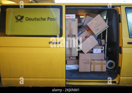 Bitterfeld Wolfen, Deutschland. 25.. November 2022. Ein Lieferfahrzeug von Deutsche Post DHL steht voll mit Paketen auf dem Hof eines Lieferorts. Die Wochen vor Weihnachten sind für Logistikunternehmen traditionell geschäftig. Tage mit Rabattaktionen wie Black Friday erhöhen die Anzahl der Pakete weiter. Kredit: Jan Woitas/dpa/Alamy Live News Stockfoto