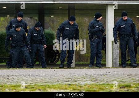 Manching, Deutschland. 25.. November 2022. Die Einsatzkräfte der Polizei durchsuchen die Umgebung des keltischen Römischen Museums nach möglichen Spuren. Nach dem Diebstahl eines keltischen Goldschatzes aus dem Museum in Manching gab es diesen Freitag eine große Durchsuchung durch das Staatliche Kriminalpolizeiamt (LKA) und die Polizei. Dabei sollten weitere Spuren gesichert werden. Kredit: Lennart Preiss/dpa/Alamy Live News Stockfoto