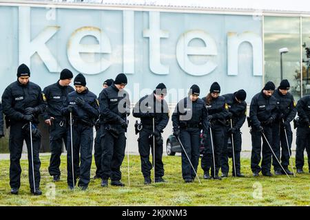 Manching, Deutschland. 25.. November 2022. Die Einsatzkräfte der Polizei durchsuchen die Umgebung des keltischen Römischen Museums nach möglichen Spuren. Nach dem Diebstahl eines keltischen Goldschatzes aus dem Museum in Manching gab es diesen Freitag eine große Durchsuchung durch das Staatliche Kriminalpolizeiamt (LKA) und die Polizei. Dabei sollten weitere Spuren gesichert werden. Kredit: Lennart Preiss/dpa/Alamy Live News Stockfoto