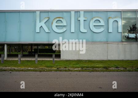 Manching, Deutschland. 25.. November 2022. Außenansicht des keltischen Römischen Museums in Manching. Nach dem Diebstahl eines keltischen Goldschatzes aus dem Museum in Manching gab es diesen Freitag eine große Durchsuchung durch das Staatliche Kriminalpolizeiamt (LKA) und die Polizei. Dabei sollten weitere Spuren gesichert werden. Kredit: Lennart Preiss/dpa/Alamy Live News Stockfoto