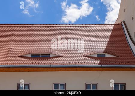 Berühmtes architektonisches Element, das die Sibiu-Augen in Rumänien sehr aufmerksam beobachten Stockfoto