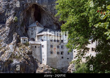 Die einzigartige mittelalterliche Burg Predjama (Predjamski Grad) wurde unter einem natürlichen Felsbogen hoch in der Steinmauer erbaut, um den Zugang zu Postojna zu erschweren Stockfoto