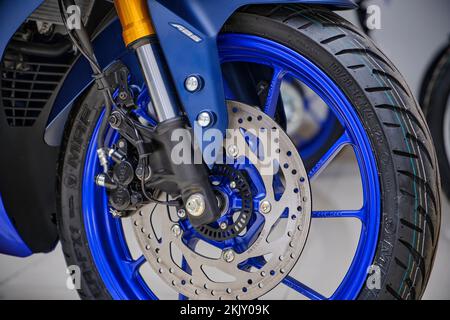 Motorräder im Yamaha-Shop im Ausstellungsraum. Yamaha R15 v4-Motorrad, selektiver Fokus. Stockfoto